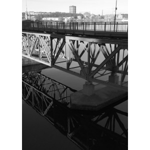 Fotokonst på bro som speglar sig i sjön. Svart/vit vintage tavla.
