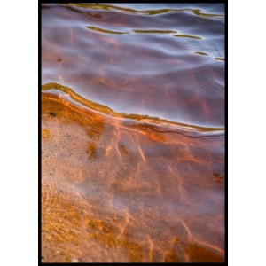 Abstrakt fotokonst. Fotografi av speglingar på vatten i guld och gult