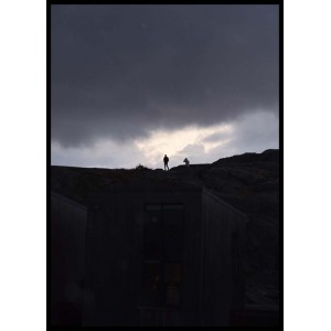 Tavla med episk fotokonst av människor på berg mot ljus himmel.