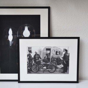 En uttrycksfull svartvit tavla från kollektionen Long Live Art - Wheels, design av Klas EHH Sjöberg.
