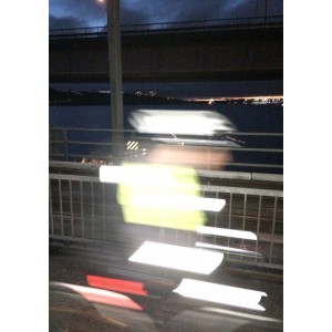Fototavla av cyklist i mörker över Lidingöbron en tidig morgon - Spoca